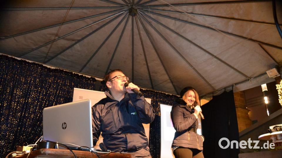 Karaoke am Weihnachtsmarkt begeistert Sänger und Zuhörer in Amberg und ist Kult. Bild: Enrico Hanf