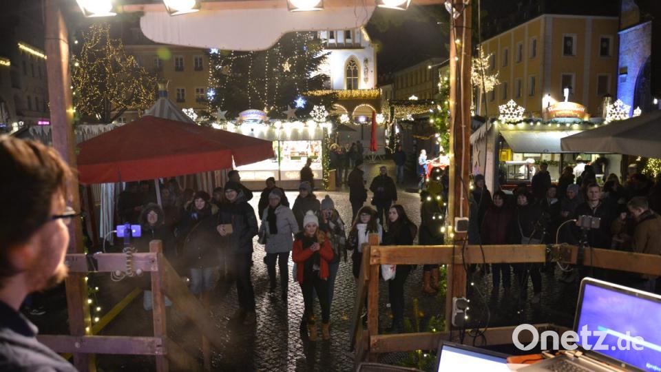 Karaoke am Weihnachtsmarkt begeistert Sänger und Zuhörer in Amberg und ist Kult. Bild: Enrico Hanf
