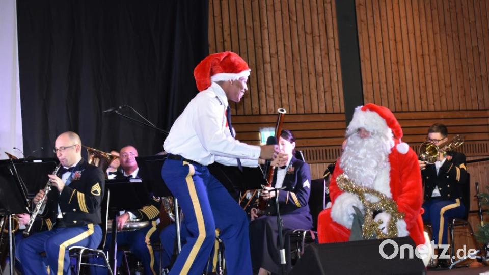 In der Grafenwöhrer Stadthalle war ein fantastisches Weihnachtskonzert mit der USAREUR-Band zu erleben. Bild: rgr
