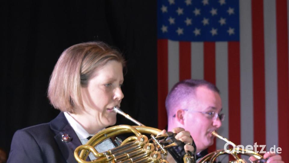In der Grafenwöhrer Stadthalle war ein fantastisches Weihnachtskonzert mit der USAREUR-Band zu erleben. Bild: rgr