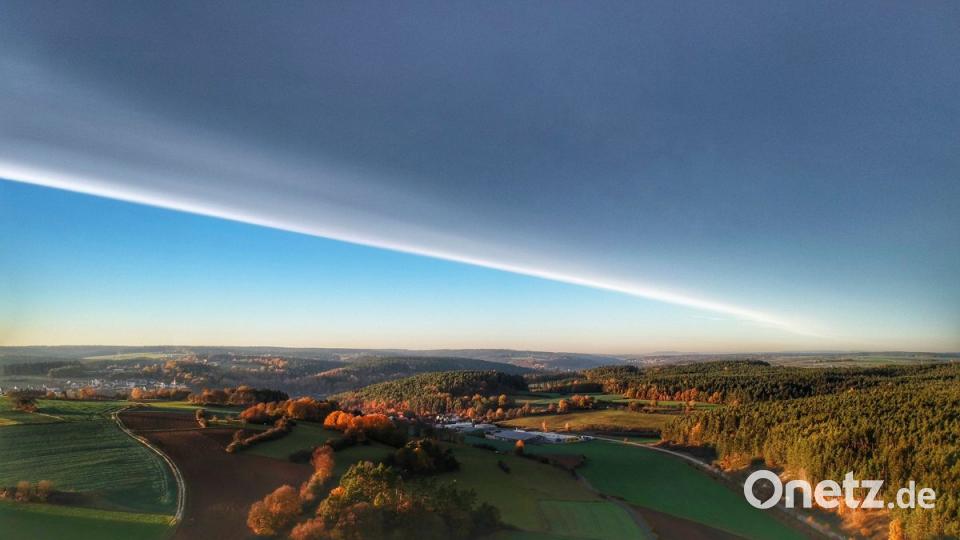 Ein außergewöhnliches Wetterphänomen zieht die Amberger und Amberg-Sulzbacher an Allerheiligen in seinen Bann: Stundenlang zeigt sich am Himmel eine Wolkenkante – wie mit dem Lineal gezogen. Bild: Michael Kapitza