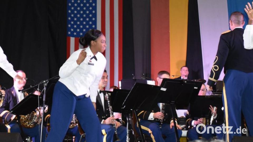 In der Grafenwöhrer Stadthalle war ein fantastisches Weihnachtskonzert mit der USAREUR-Band zu erleben. Bild: rgr