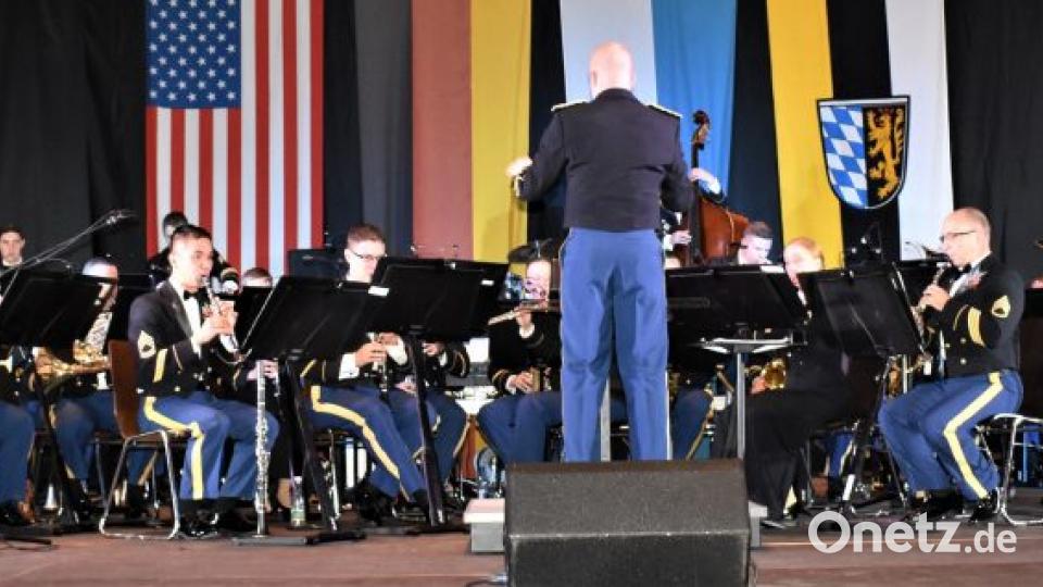 In der Grafenwöhrer Stadthalle war ein fantastisches Weihnachtskonzert mit der USAREUR-Band zu erleben. Bild: rgr