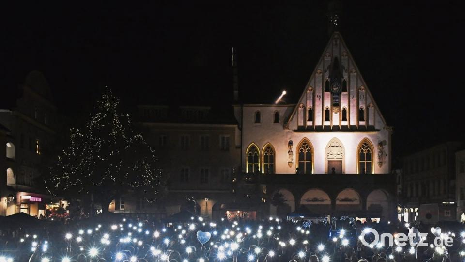Ein beeindruckendes Bild vor dem hell erleuchteten Rathaus: Rund 2000 Amberger feiern zwei Tage vor der Landtagswahl im Oktober am Marktplatz ein Fest der Demokratie. Bild: Hartl
