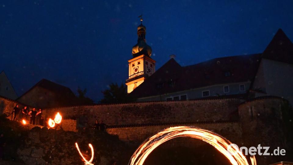 Fest notiert haben sich die Sulzbach-Rosenberger ihr Altstadtfest im Kalender im Juni. Die große Feuershow lockt viele Besucher. Bild: Hartl