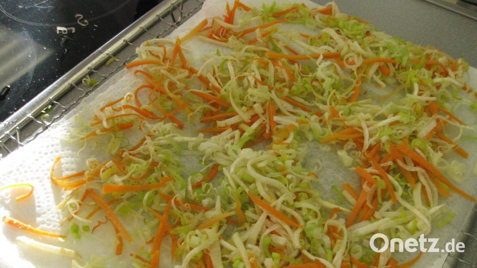 Auf Küchenkrepp abtropfen lassen und mit Salz würzen. Bild: Portner