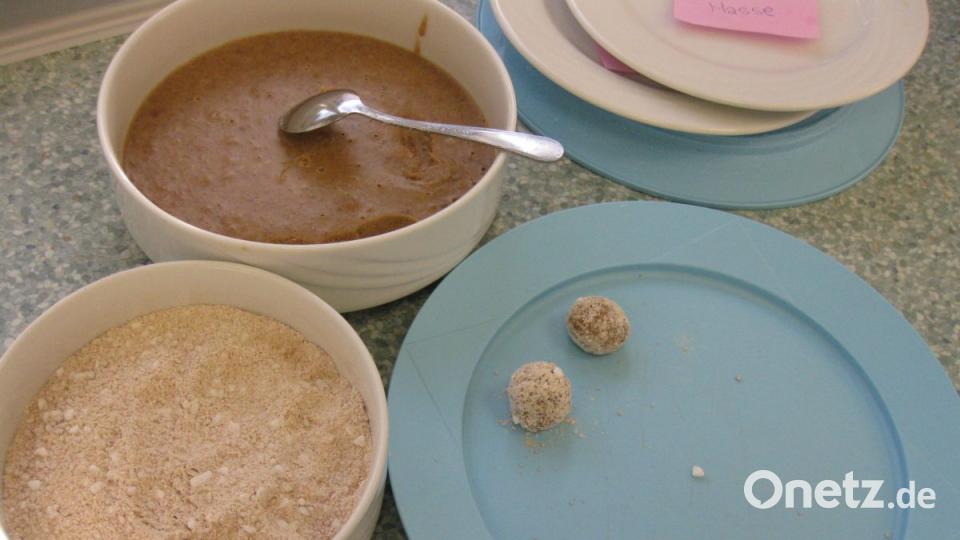 Für das Mandelkrokant-Dessert den Teig zu kleinen Kugeln formen und mit großem Abstand auf ein Blech setzen, 7 Minuten bei 180 Grad backen. Bild: Portner