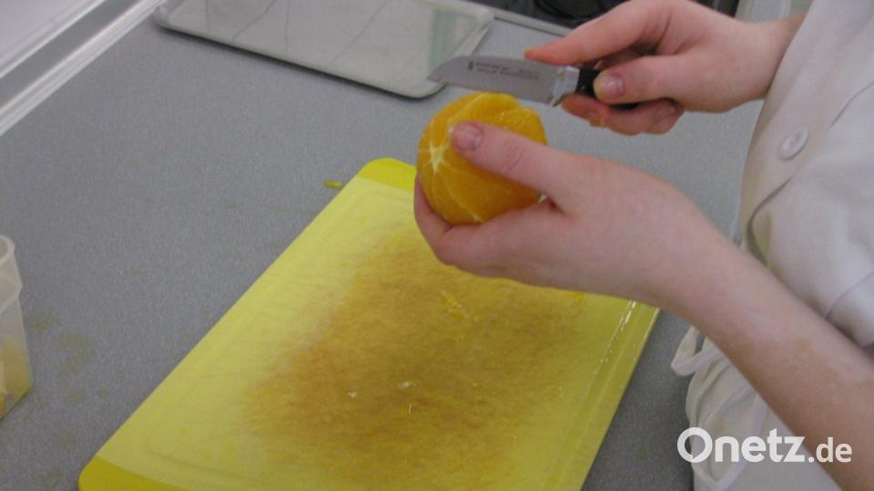 Für das Orangenragout die Orangen filettieren. Den Zucker karamellisieren, mit Weißwein ablöschen, Saft und Gewürze zugeben, mit Speisestärke binden und Orangenfilets untermischen. Bild: Portner