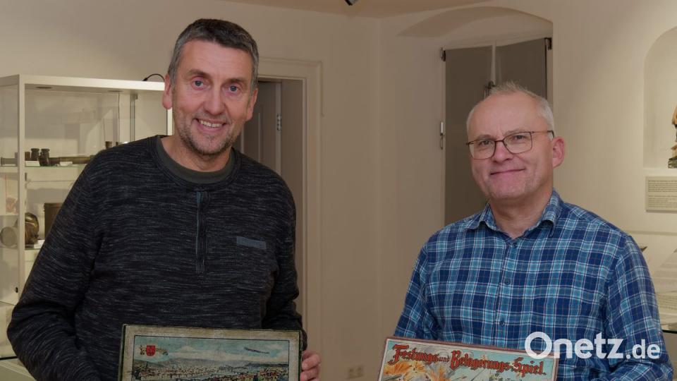 Franz Schöner und Roland Weis, die Hauptorganisatoren der Präsentation (von links) mit zwei Strategiespielen. Bild: tr