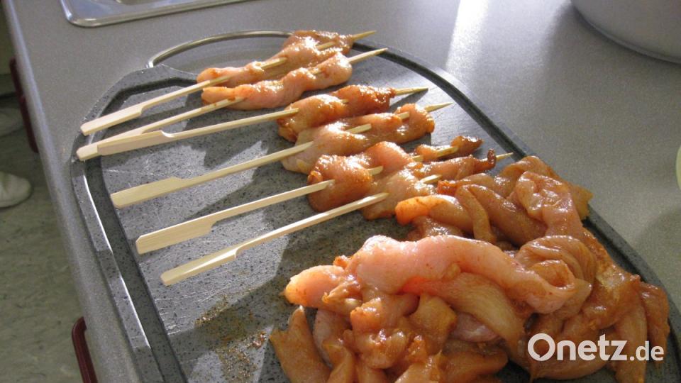 Die Geflügel-Spieße für die Suppe können schon am Vortag mariniert werden. Bild: Portner