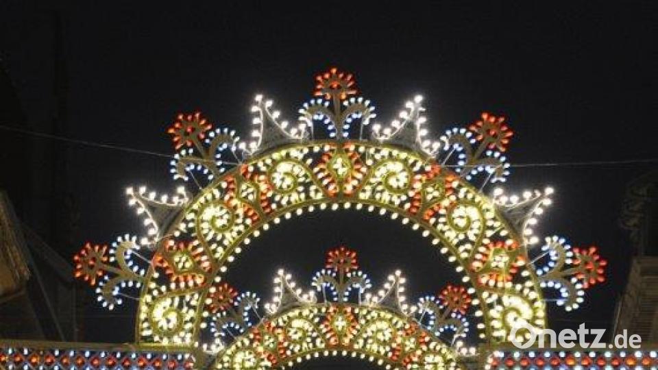 Schmuckvolle Girlanden strahlen mit umweltfreundlicher LED-Technik über Kunsthandwerker-Buden. Bild: PR Burgund-Franche-Comté
