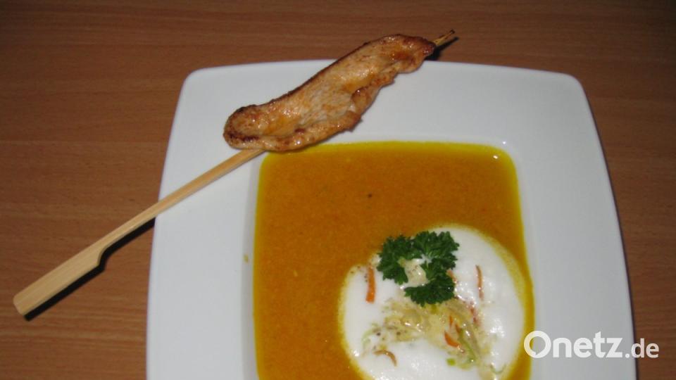 Die Kürbissuppe mit Geflügelspieß, Milchschaum-Häubchen und frittierten Gemüsestreifen. Da diese einsinken, erst kurz vorm Servieren garnieren. Bild: Portner