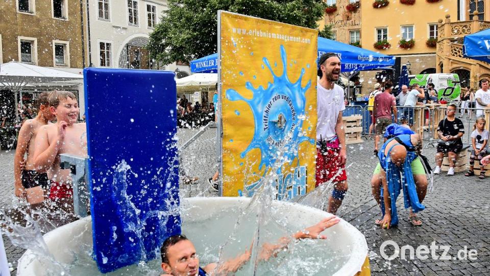 Im Juli verwandelt sich der ganze Amberger Marktplatz in einen Wasserspielplatz: Beim Watersplash-Event zwischen Rathaus und Basilika hieß es: rutschen für den guten Zweck. Bild: Hartl