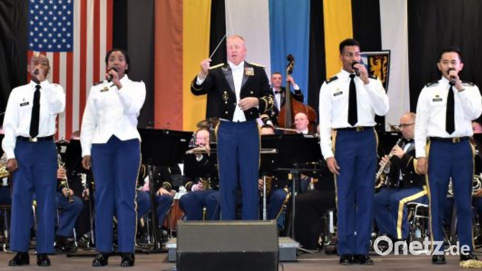 In der Grafenwöhrer Stadthalle war ein fantastisches Weihnachtskonzert mit der USAREUR-Band zu erleben. Bild: rgr