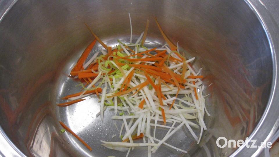 Für die "Suppen-Deko" das Gemüse (Karotten, Sellerie, Lauch) in feine Streifen schneiden. Bild: Portner