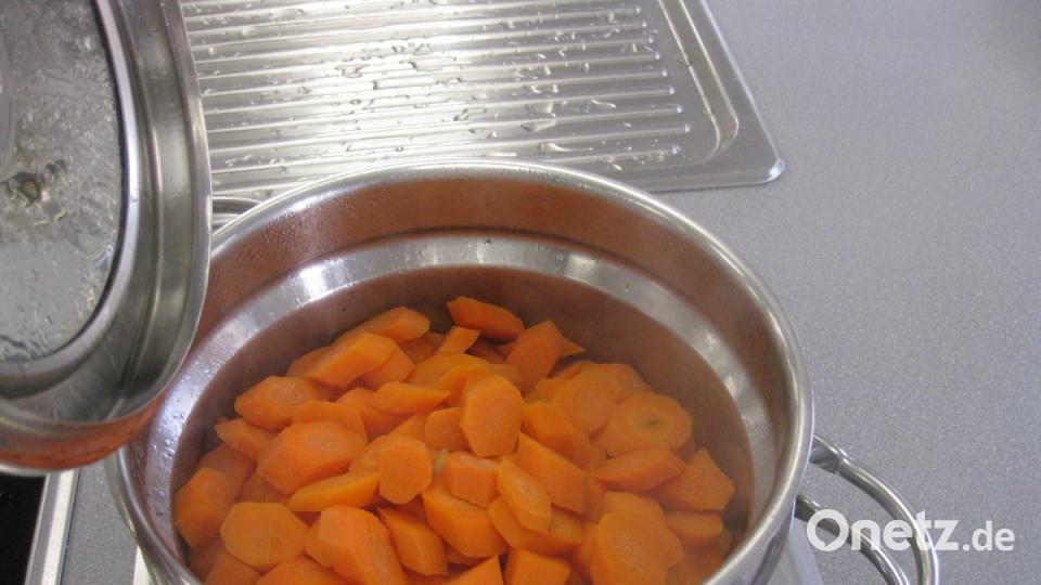 Möhren in der heißen Brühe bissfest garen. Bild: Portner