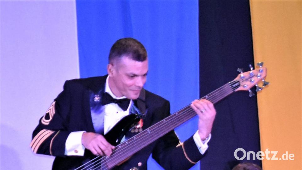 In der Grafenwöhrer Stadthalle war ein fantastisches Weihnachtskonzert mit der USAREUR-Band zu erleben. Bild: rgr