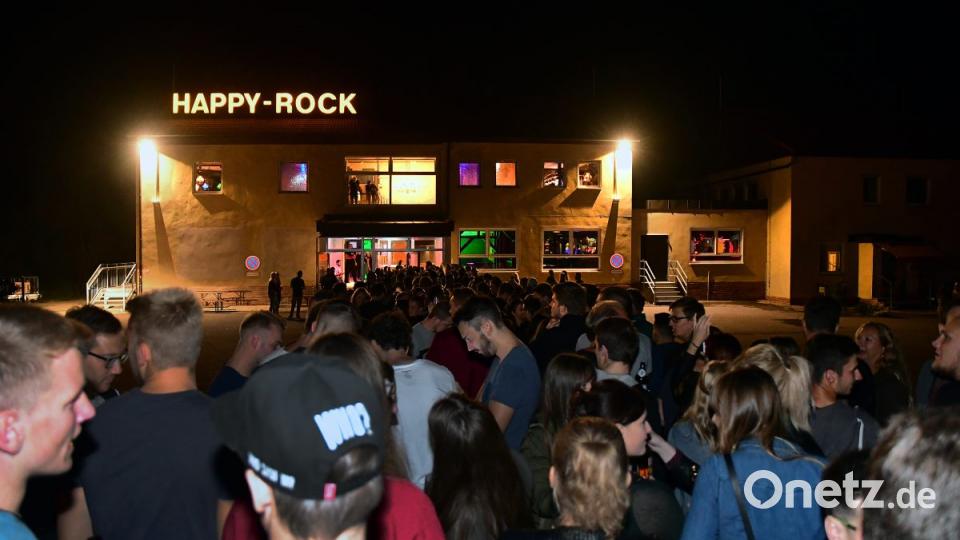 Ein Prost auf alte Zeiten: Die Kultdisco Happy Rock in Kropfersricht bei Sulzbach-Rosenberg öffnet im August wieder nach drei Jahren Renovierungsarbeiten. Bild: Hartl