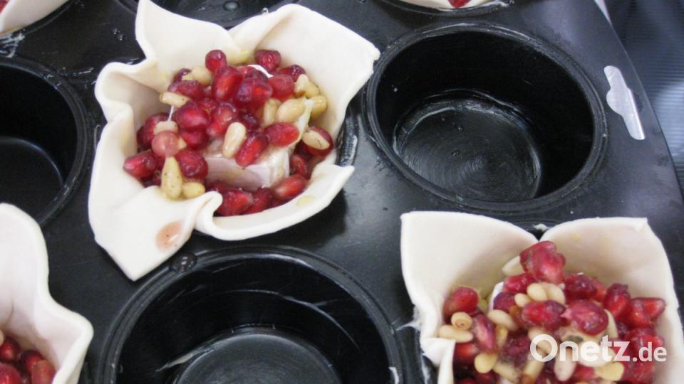 Die Teigblätter mit Ziegenkäse (alternativ: Hirtenkäse/Camembert) und Granatapfel-Kernen füllen und mit Honig beträufeln. Bild: Portner