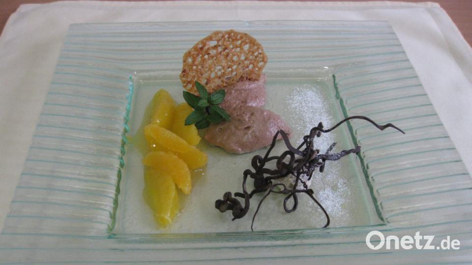 Nachspeise mit Orangenragout, Lebkuchen-Mousse und Mandelkrokant. Bild: Portner