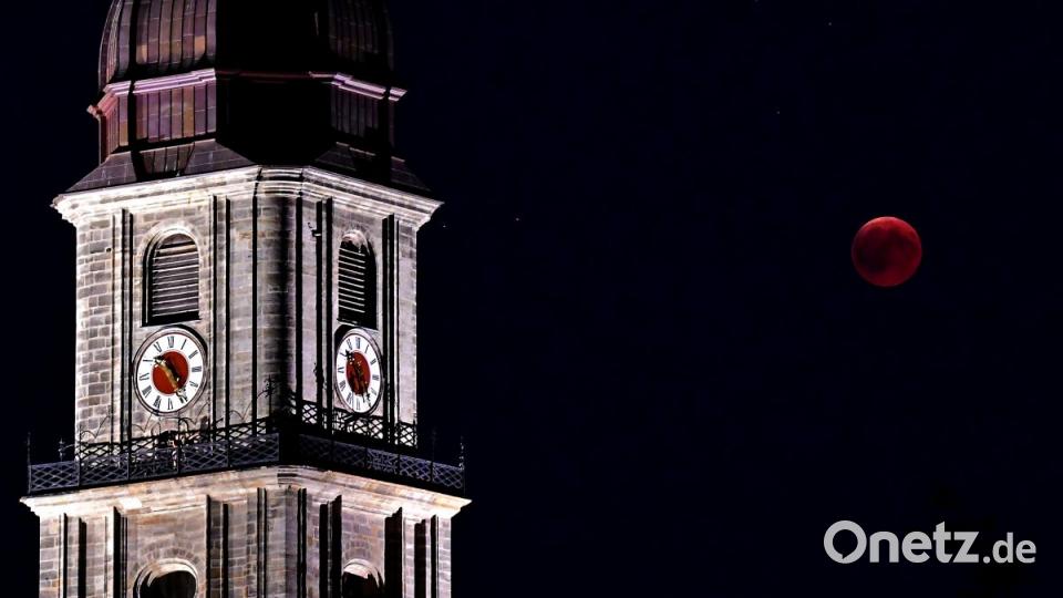 Augen zum Himmel: Im Juli war die längste totale Mondfinsternis des Jahrhunderts - auch in Amberg - zu sehen. Das Naturspektakel dauerte eineinhalb Stunden. Bild: Hartl