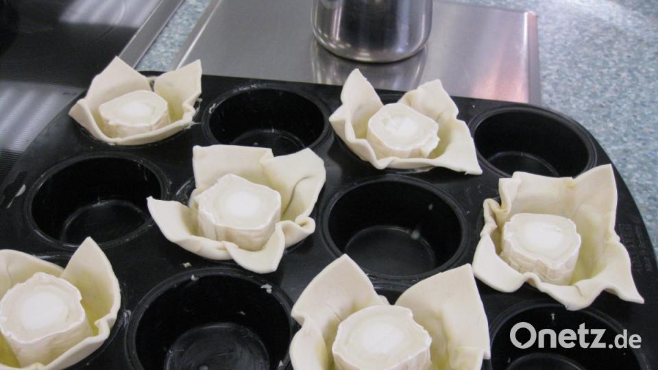 Für die Vorspeise werden je vier Teigblätter locker ins Muffin-Backblech oder in Förmchen gedrückt und mit Butter bestrichen. Bild: Portner