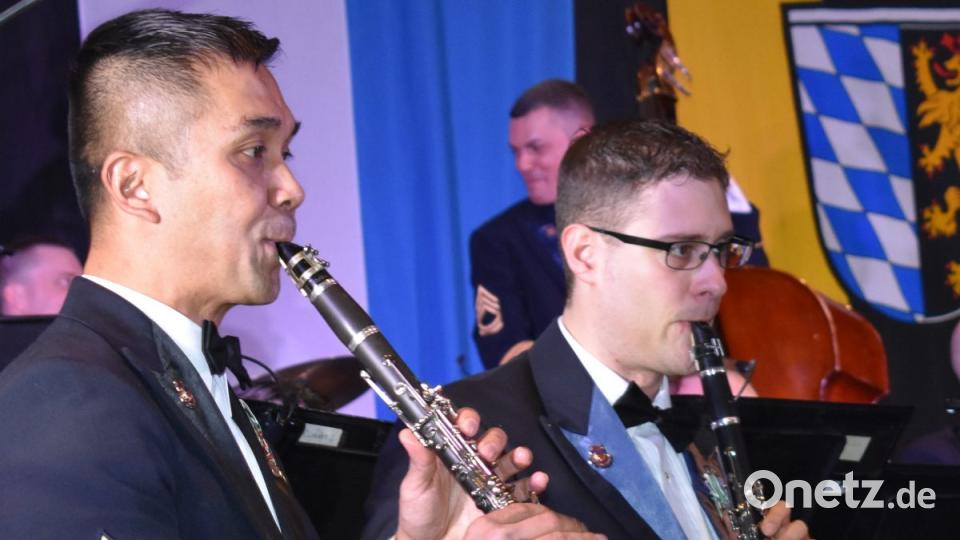 In der Grafenwöhrer Stadthalle war ein fantastisches Weihnachtskonzert mit der USAREUR-Band zu erleben. Bild: rgr