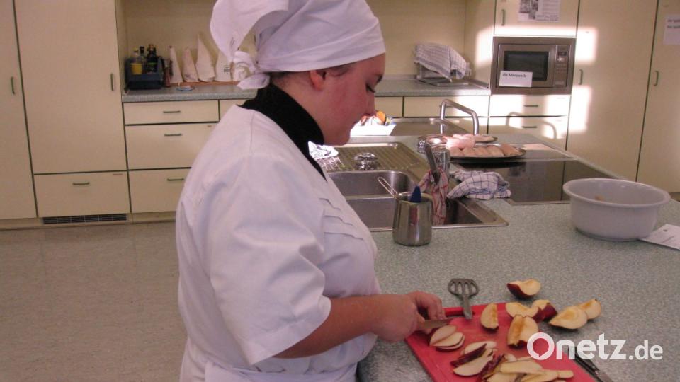 Äpfel in Spalten schneiden und in Butter kurz schwenken, mit Puderzucker bestäuben und karamellisieren. Bild: Portner