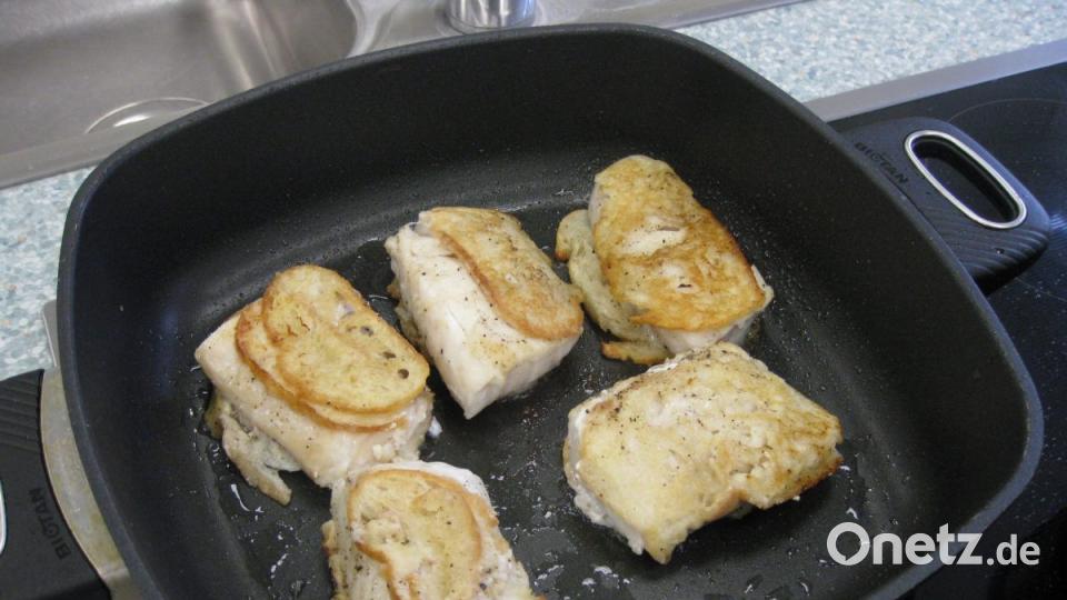 Die Kabeljau-Filets beidseitig mit einer entrindeten Brotscheibe belegen und in der Pfanne kross braten Bild: Portner