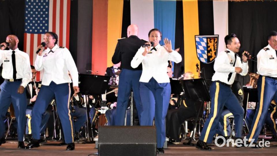 In der Grafenwöhrer Stadthalle war ein fantastisches Weihnachtskonzert mit der USAREUR-Band zu erleben. Bild: rgr
