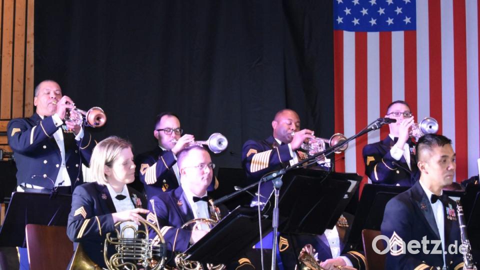 In der Grafenwöhrer Stadthalle war ein fantastisches Weihnachtskonzert mit der USAREUR-Band zu erleben. Bild: rgr