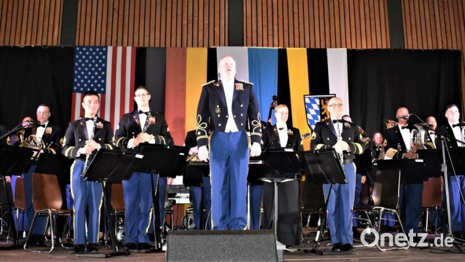In der Grafenwöhrer Stadthalle war ein fantastisches Weihnachtskonzert mit der USAREUR-Band zu erleben. Bild: rgr