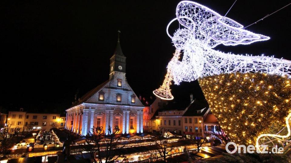 Auf der altehrwürdigen Place St. Martin in Montbéliard lockt ein Weihnachtsmarkt deutschen Ursprungs, der Franzosen und Deutsche über die nahe Ländergrenze hinweg vereint. Bild: PR Burgund-Franche-Comté