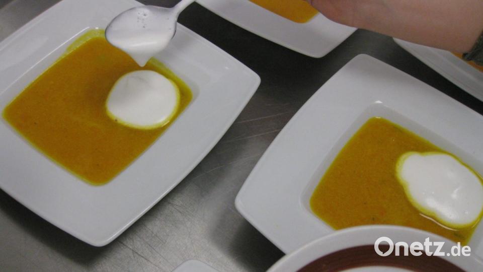 Statt Sahne bekommt die Kürbissuppe ein leichtes Milchschaum-Häubchen. Bild: Portner
