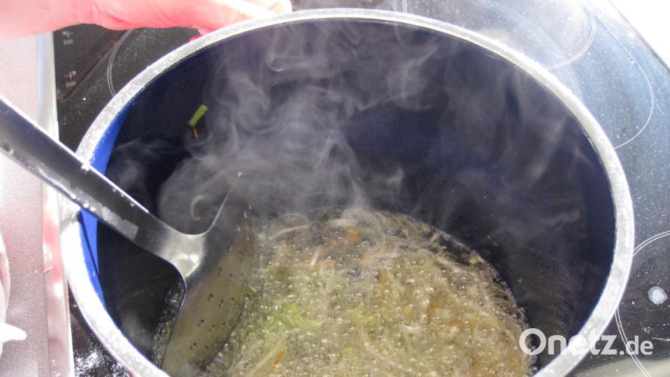 Öl auf 180 Grad erhitzen und die Gemüsestreifen goldgelb frittieren Bild: Portner