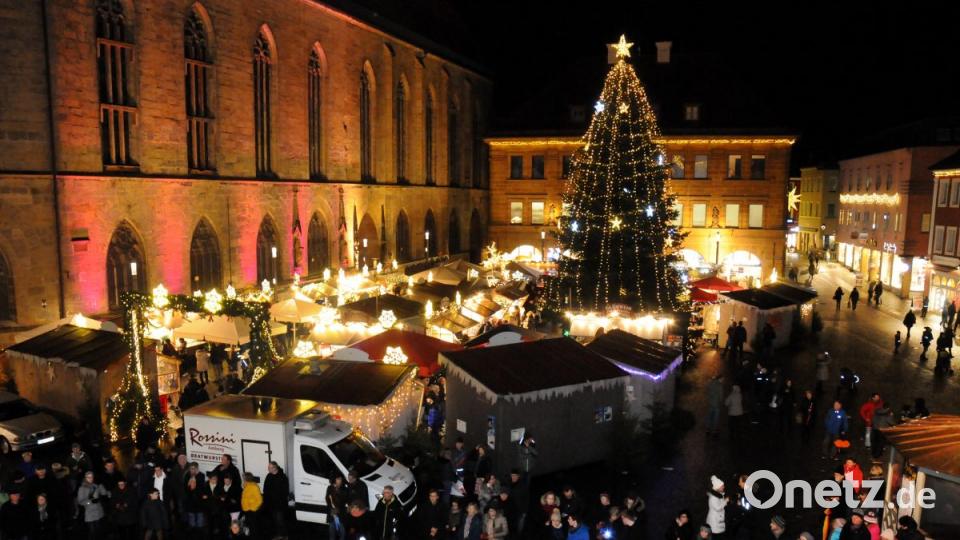 Kurzzeitig war außerhalb des Weihnachtsmarktes mehr los als drinnen zwischen den Buden. Bild: Stephan Huber
