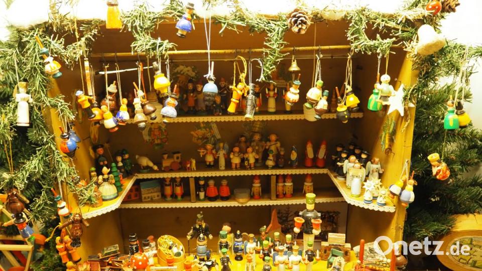Kleiner geht&#039;s nicht: Bei Familie Strehl tummeln sich die fürs Erzgebirge typischen Mini-Figuren. Werner Strehl hat die Population durch ein paar selbst gebastelte verstärkt. Bild: bl