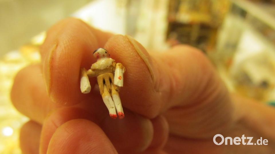 Diese Mini-Puppe mit beweglichen Gliedern passt locker in eine Nussschale. Bild: bl