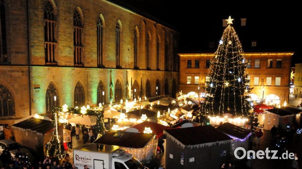Kurzzeitig war außerhalb des Weihnachtsmarktes mehr los als drinnen zwischen den Buden. Bild: Stephan Huber