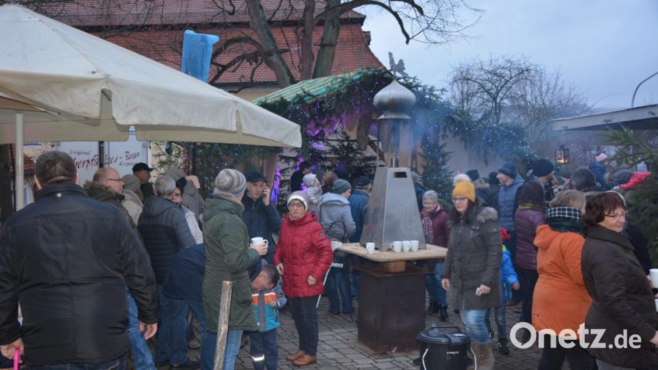 Der Leonhardi-Parkplatz voller Menschen. Bild: jr