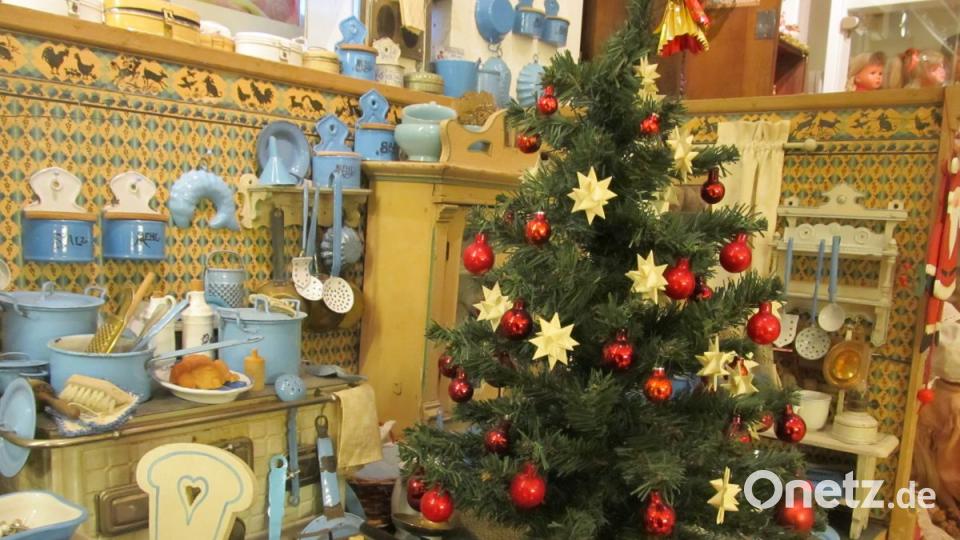 Weihnachten im Miniatur-Format: Puppenküchen sind begehrte Sammelobjekte. Helga Strehl aus Pfreimd könnte ein ganzes Museum mit den winzigen Details aus vielen verschiedenen Epochen bestücken. Bild: bl