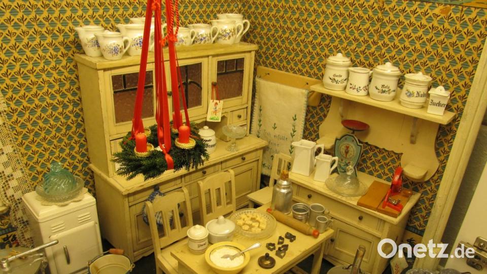 Adventskranz und Plätzchen im Miniatur-Format: In dieser Puppenküche ist die Welt perfekt. Kleine Mädchen konnten sich hier auf ihre Aufgabe im Haushalt vorbereiten. Bild: bl