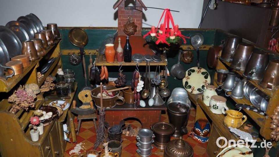 Diese rund 150 Jahre alte &quot;Rauchkuchl&quot; hat einen Ehrenplatz im Wohnzimmer, und das nicht nur zur Weihnachtszeit. Bild: bl