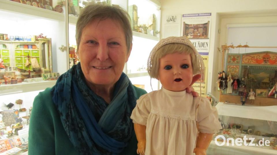 Helga Strehl mit der ersten Puppe, die sie geschenkt bekam, einer Heubach-Köppelsdorf. Ernst Heubach oder Heubach Köppelsdorf war eine 1887 im thüringischen Köppelsdorf gegründete Porzellan-Manufaktur. Die Puppe bildete den Auftakt für eine Sammelleidenschaft. Bild: bl