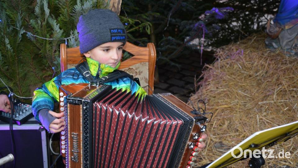 Immer hörenswert, der achtjährige Max Haberkorn mit seinem Akkordeon. Bild: jr
