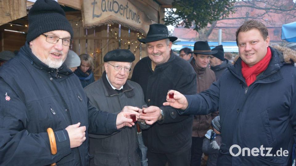 „Hanses Zaubertrunk“ schmeckt, davon überzeugen sich (von links) Pfarrer Anton Witt, Pater Hans Junker, Bürgermeister Johann Burger und Mitterteichs zweiter Bürgermeister Stefan Grillmeier. Bild: jr