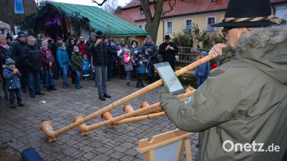Die Großkonreuther Alphornbläser legen einen Überraschungsauftritt hin. Bild: jr
