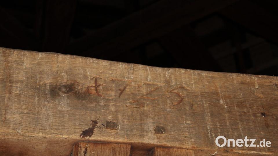 Die Jahreszahl 1725 steht auf diesem Balken im historischen Glockenstuhl. Bild: upl