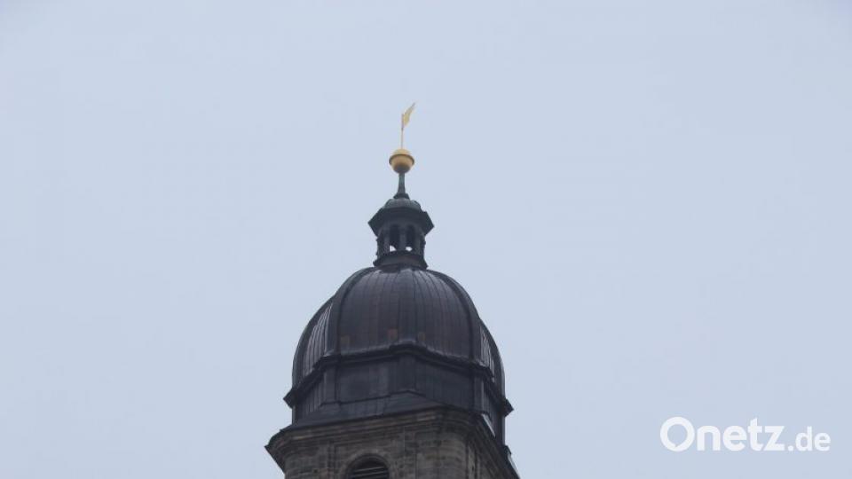 Der Turm von St. Martin. Hinter der großen Öffnung auf Höhe des Dachfirstes befindet sich die untere Glockenstube mit sieben Glocken. Hinter der halbrunden Öffnung oberhalb der Turmuhr liegt Glockenstube zwei mit der Feuer- und der Arme-Sünder-Glocke. Bild: upl