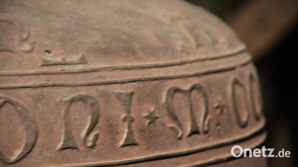 Die gotischen Minuskeln auf der ältesten Glocke - der 700 Jahre alten Elferin. Sie ist derzeit außer Betrieb., Bild: upl